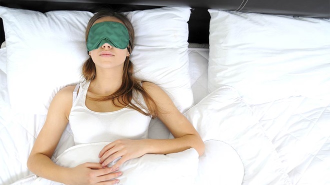 女人睡在一起blindfod遮住了她的眼睛